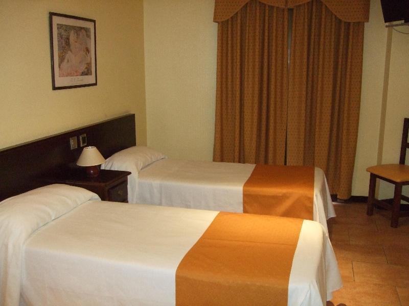 Hotel Complutense Alcalá de Henares Esterno foto