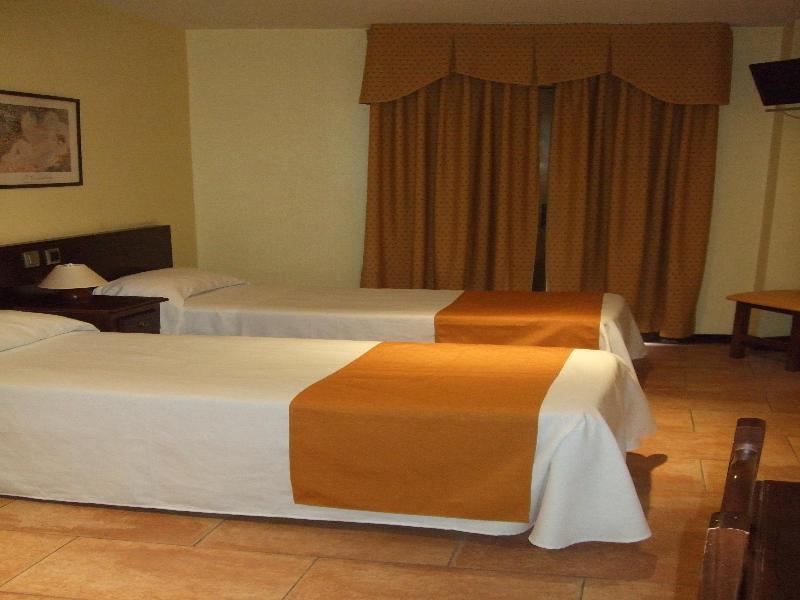 Hotel Complutense Alcalá de Henares Esterno foto