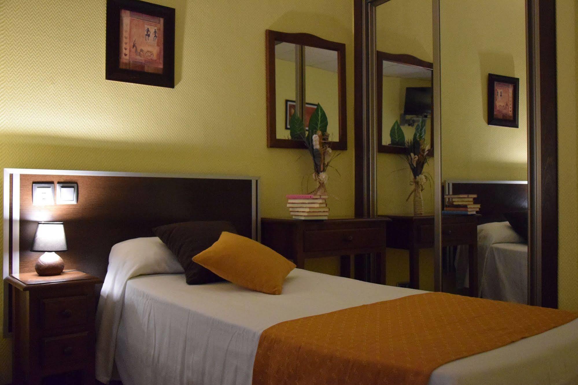 Hotel Complutense Alcalá de Henares Esterno foto
