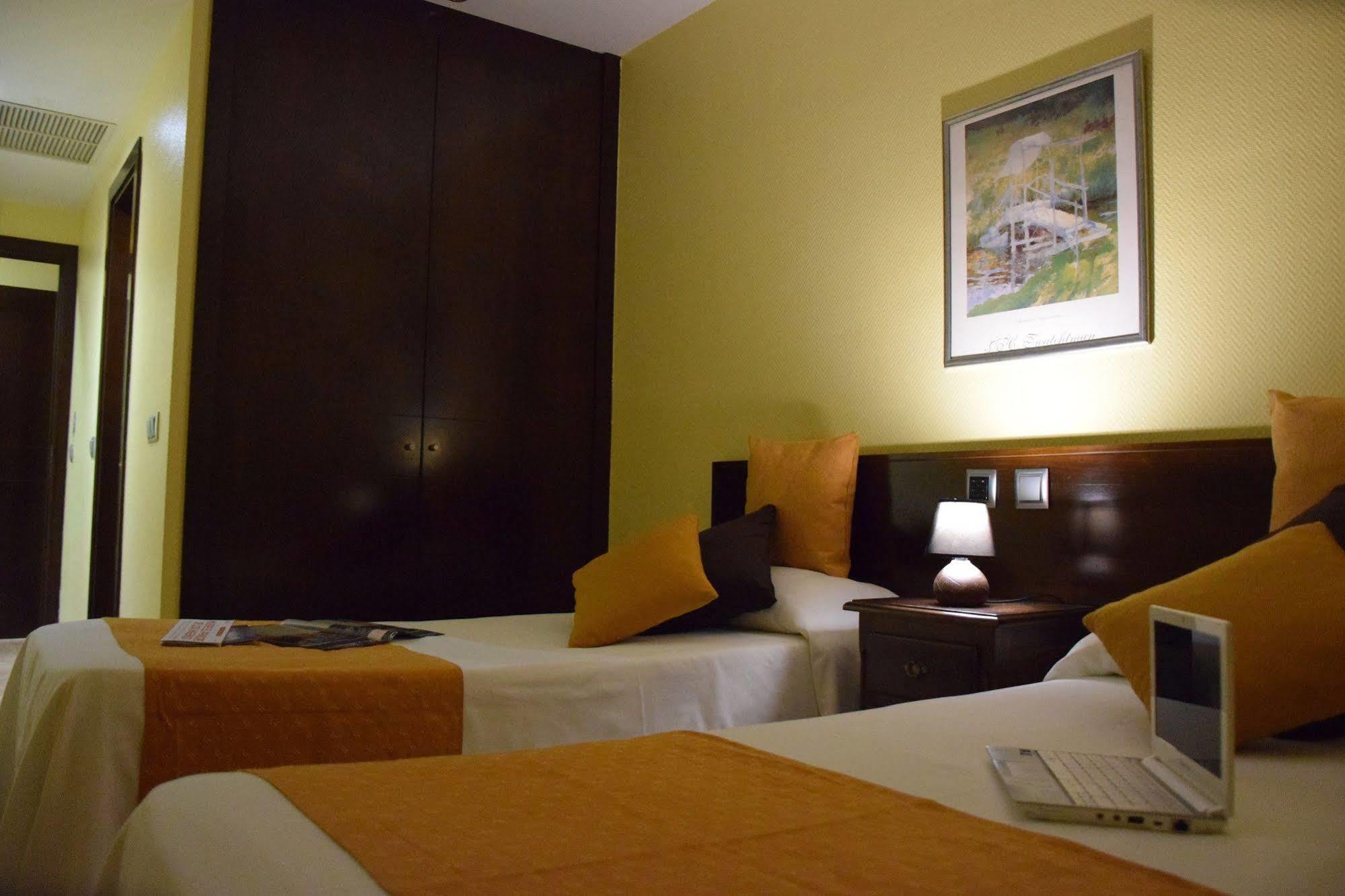 Hotel Complutense Alcalá de Henares Esterno foto