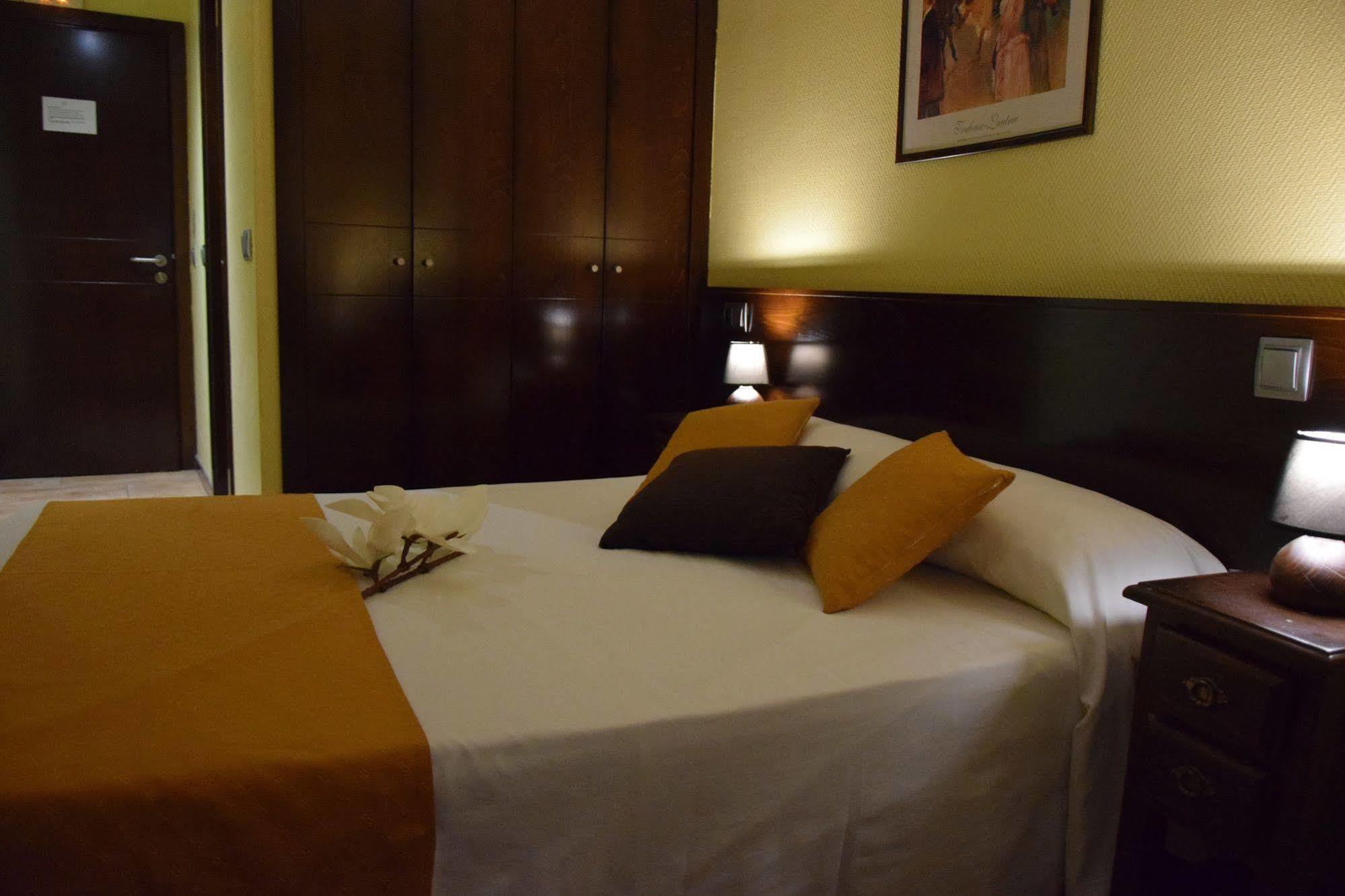 Hotel Complutense Alcalá de Henares Esterno foto